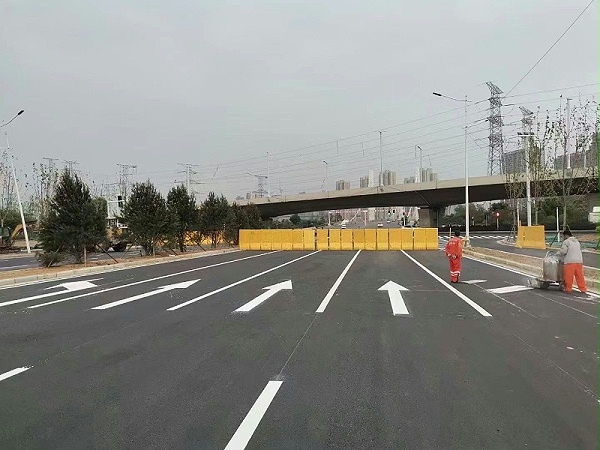 影响热熔道路标线涂料市场价格差异的核心因素解析
