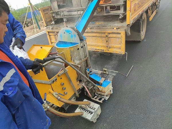 道路标线工程如何科学选择热熔型与双组份涂料