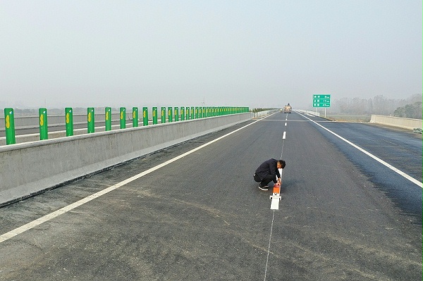 喷涂双组份标线涂料,双组份标线涂料泛黄,双组份标线涂料逆反值