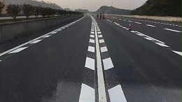 标准化生产流程支持定制化需求，热熔标线涂料工厂快速响应市场