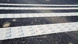 高反光性能提升夜间安全：热熔标线涂料内混玻璃珠含量高