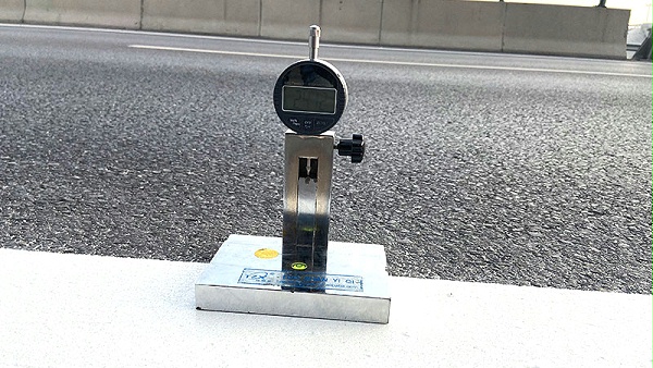 热熔标线涂料,路面破烂不平,热熔标线涂料施工