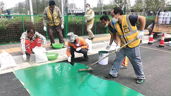 道路划线公司教你如何解决彩色透水路面起灰的问题
