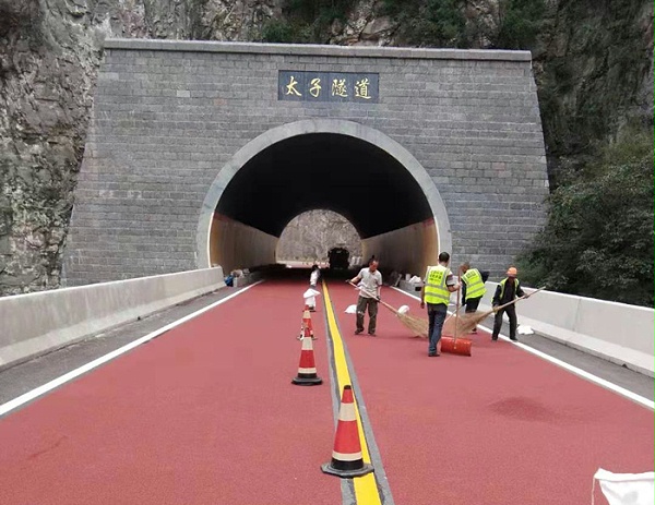 三艾斯解说彩色防滑标线于高速公路、隧道的关键作用