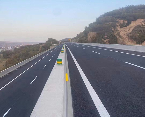 三艾斯助力许信高速，打造安全醒目的交通标线