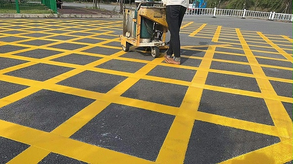 道路安全升级：功能性防滑涂料与传统标线材料的核心差异解析