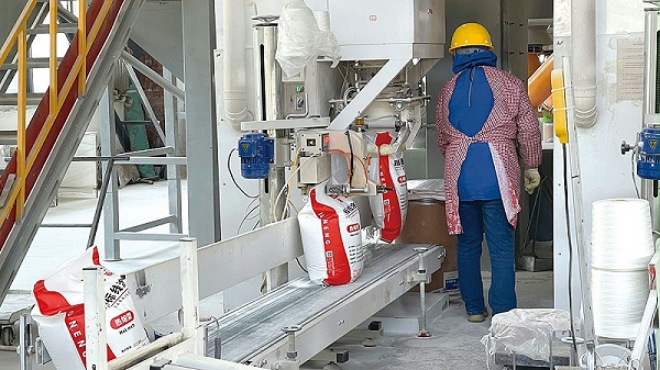 道路标线施工撒布玻璃珠需要注意什么？