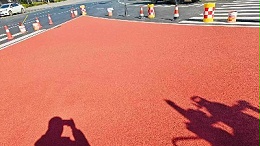 彩色防滑路面优势：高防滑性能与醒目警示效果的双重保障